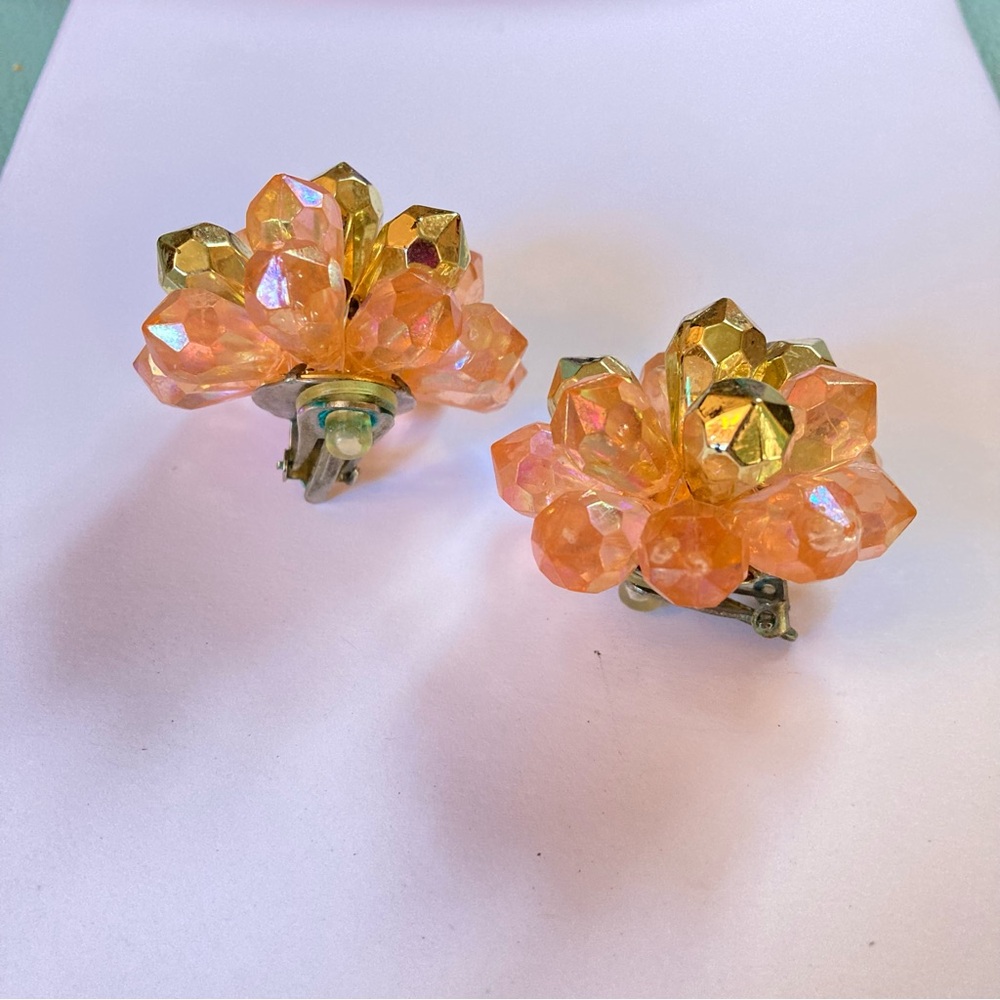 Vintage cluster clip earrings 50s 60s peach gold flowers mid century - Picture 9 of 10